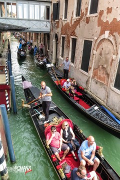 Gondole nei canali a Venezia