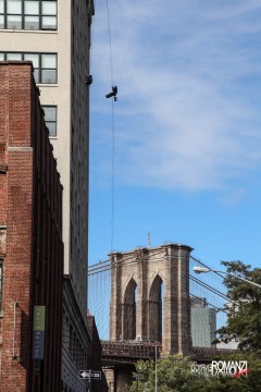 Discesa in corda doppia davanti al Ponte di Brooklyn (New York)