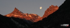 La luna saluta l'alba di un nuovo giorno sul Mont Avic