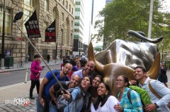 Selfie davanti al Toro di Broadway Avenue