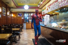 Anche Spiderman mangia nei fast food